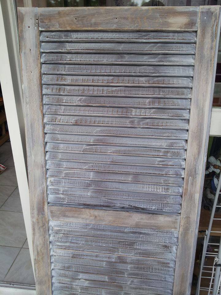 Paravent fait avec des volets de bois