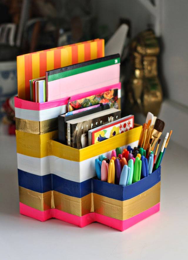 Organisateur de bureau avec des boîtes en carton
