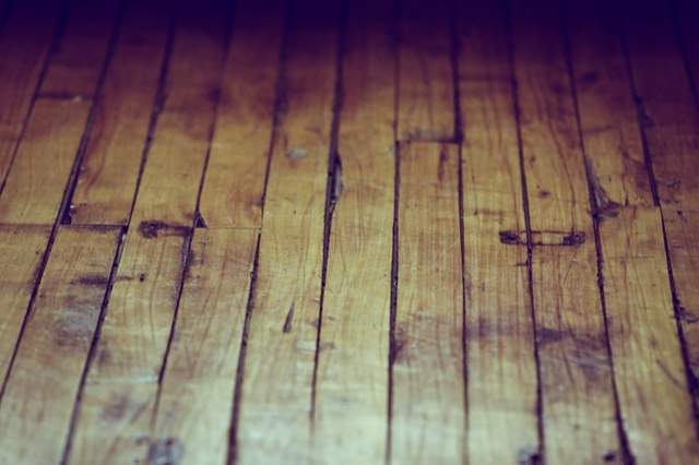 Enlever les traces de brûlures sur du bois
