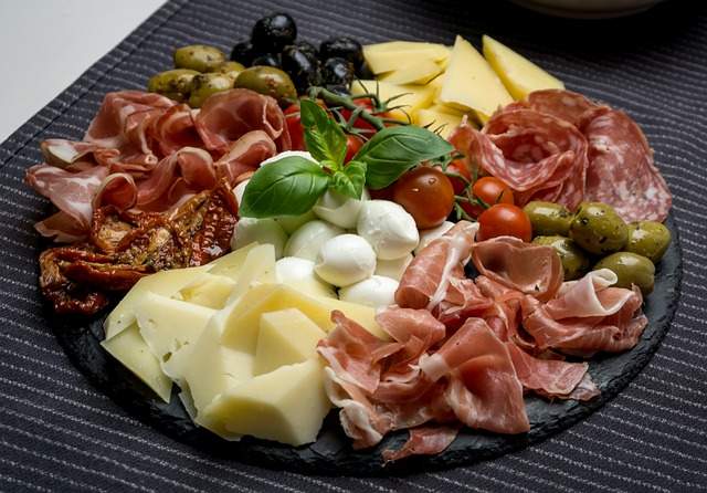 composer un plateau de charcuterie avec du fromage des olives et des légumes composer un plateau de charcuterie