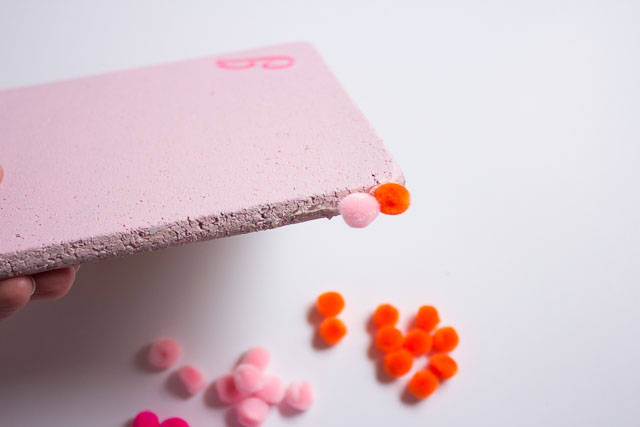 Tapis de souris à pompons avec une planche de liège