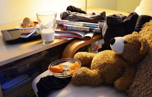 bureau encombré dans une chambre désordonnée