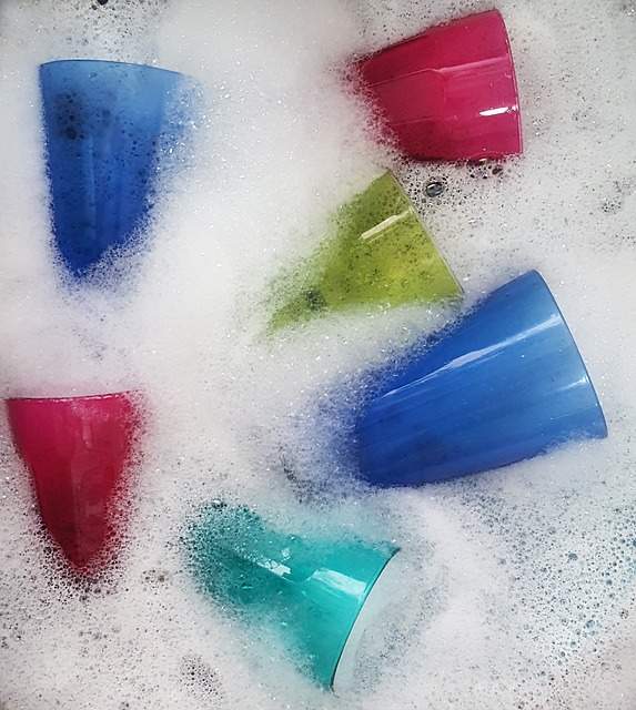 faire la vaisselle, verres dans de l'eau savonneuse