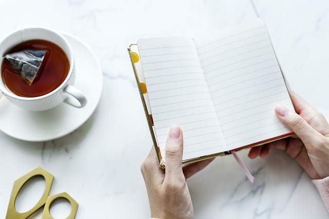 tasse de thé et carnet de note