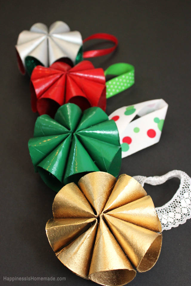 Mini couronnes de Noël en rouleaux de papier toilette