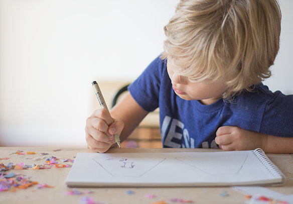 enfant qui dessine