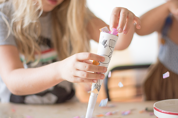 remplir les cônes avec des confettis pour fabriquer des canons à confettis