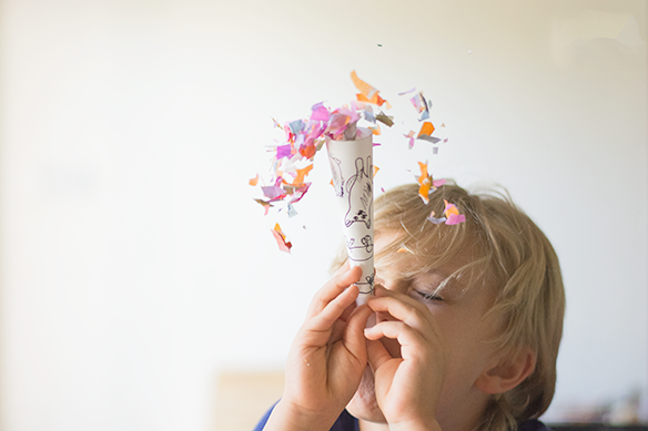 enfant qui souffle dans un canon à confettis fait maison