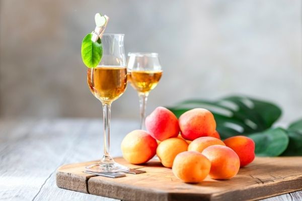 Préparer une eau de vie ou liqueur avec des noyaux d'abricots