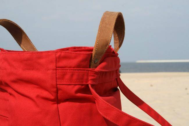 comment choisir son sac de plage et quoi mettre dedans