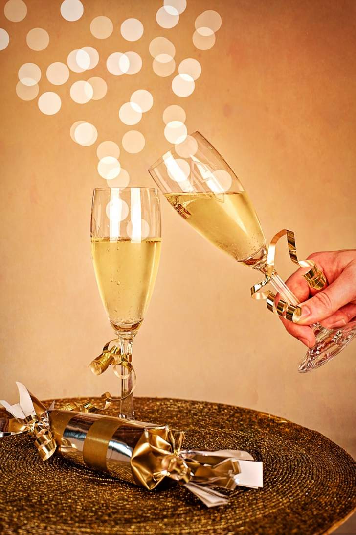 soirée de la saint-sylvestre nouvel an coupes de champagne cotillon 