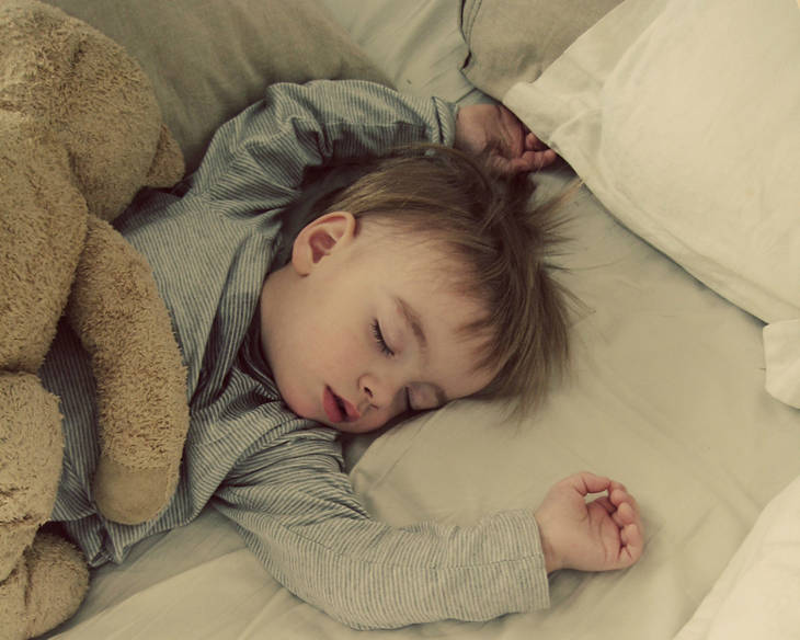 Apprendre à un enfant à dormir dans son lit