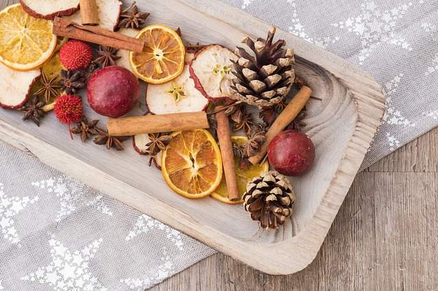 pot pourri de Noel avec des fruits séchés orange pomme cannelle et pommes de pin