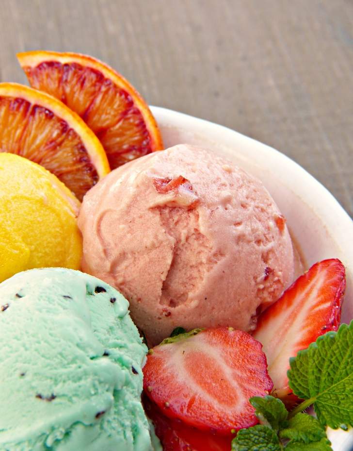 glace et fruits dessert