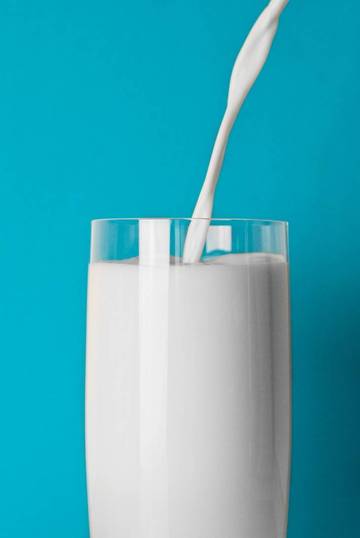 Verser le lait sans éclaboussures