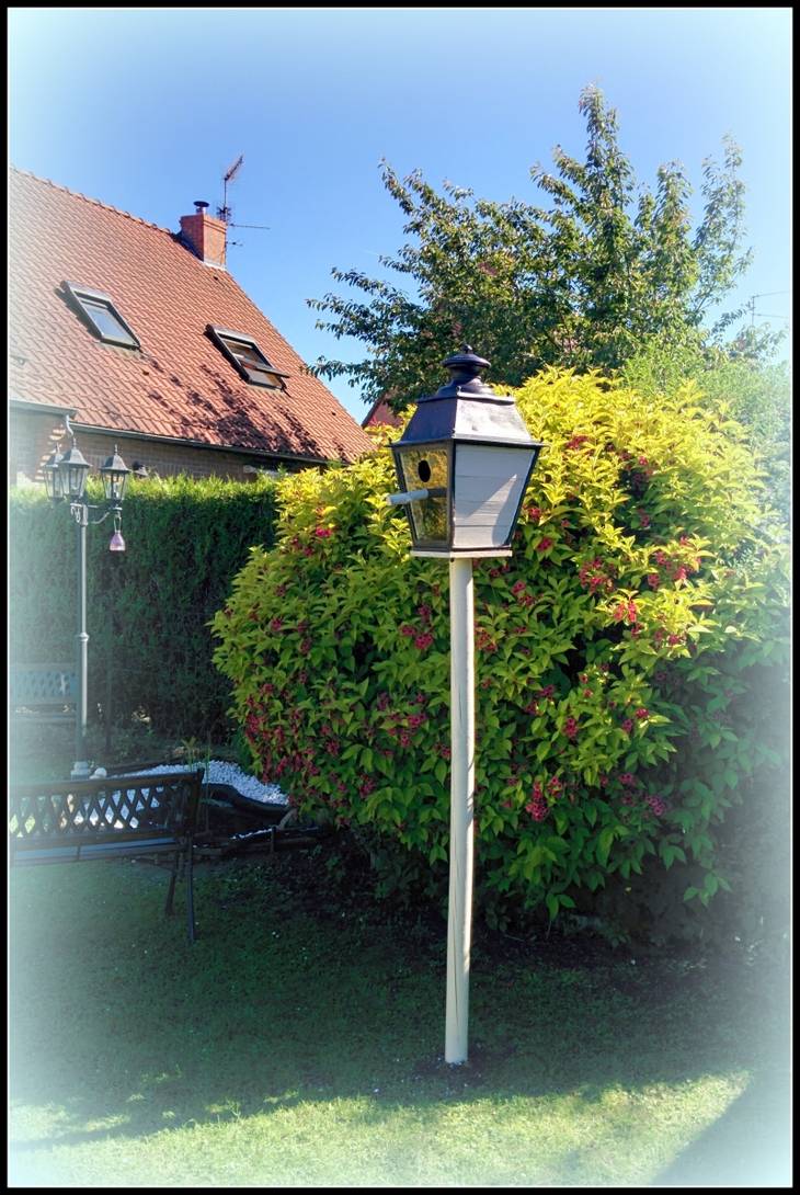 Nichoir à oiseaux avec une vieille lanterne
