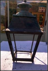 Nichoir à oiseaux avec une vieille lanterne