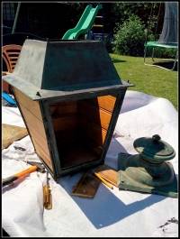 Nichoir à oiseaux avec une vieille lanterne