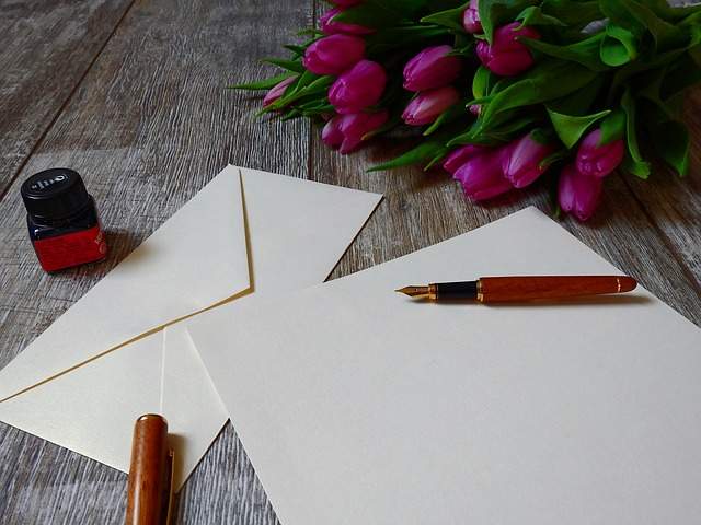 bouquet de fleurs papier à lettres enveloppe stylo à encre et encrier