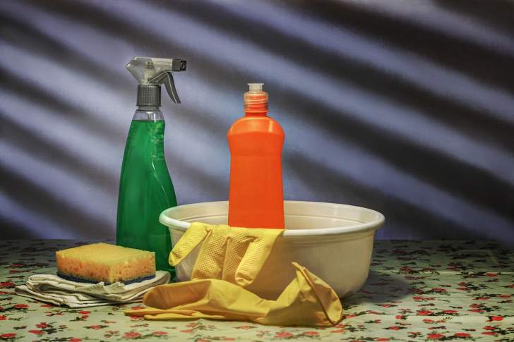 produits de nettoyage liquide vaisselle gants de ménage bassine de ménage éponge à récurer chiffons spray nettoyant pour les vitres