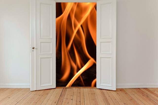 Un incendie derrière la porte
