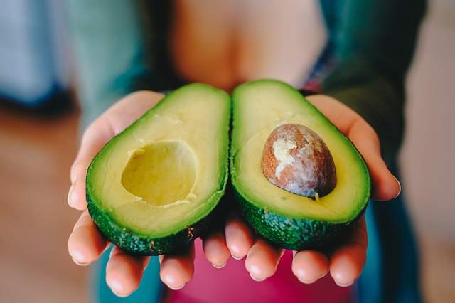 L'avocat est riche en fibres, en bons gras et en oméga 3, et associe plaisir et satiété
