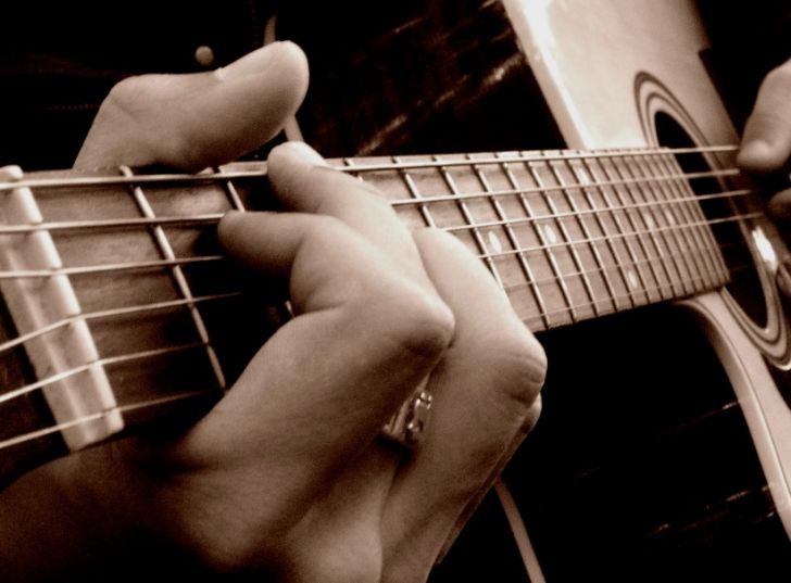 Comment apprendre rapidement à jouer de la guitare