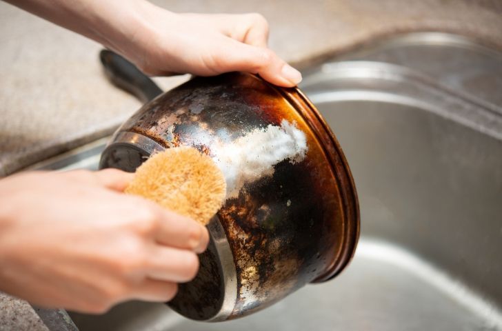 Nettoyer casserole avec du sel