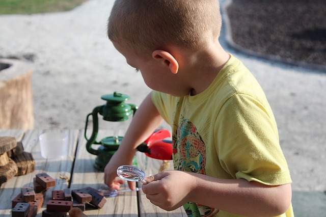 L’ennui permet aux enfants d'apprendre à gérer le temps et trouver la motivation pour entreprendre une activité intéressante : créer un jeu, lire, explorer, fabriquer, dessiner…