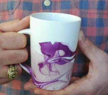 Décoration d'un mug avec du vernis à ongles