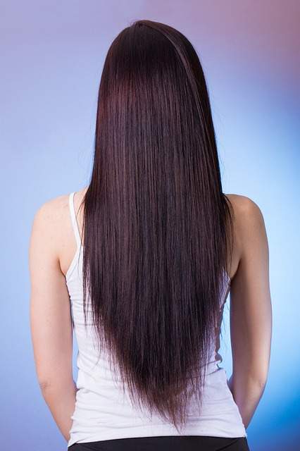 femme aux cheveux longs et colorés vue de dos
