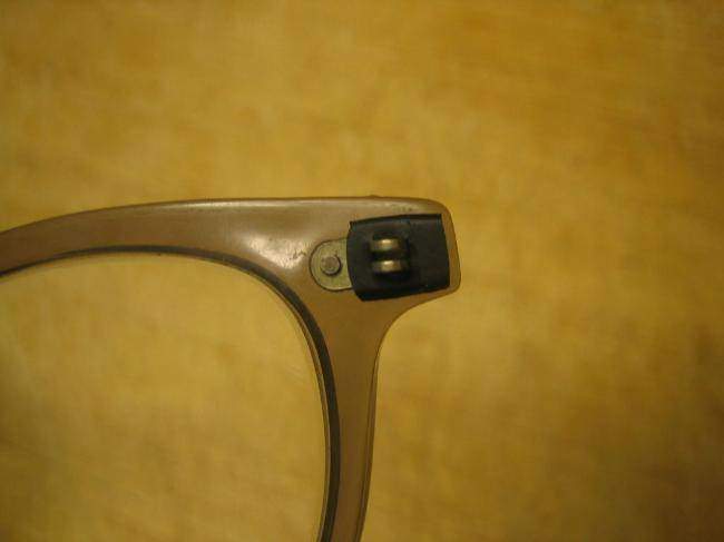 réparation d'une paire de lunettes trop grandes