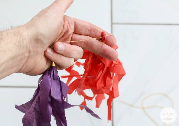 Guirlande avec des pompons en frange