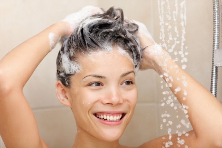 Faut-il vraiment se laver les cheveux tous les jours ?