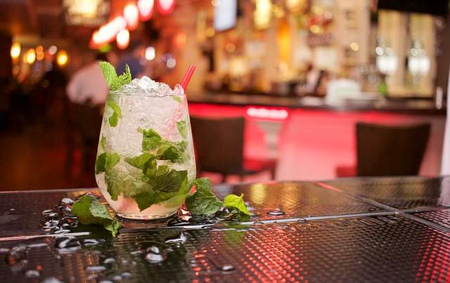 verre de mojito sur une table dans un bar