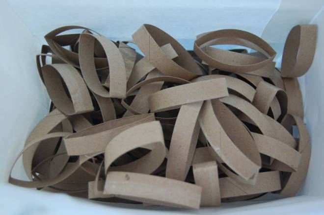 Miroir avec des rouleaux de papier toilette