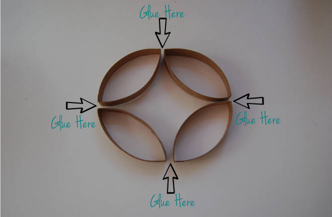 Miroir avec des rouleaux de papier toilette