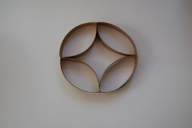 Miroir avec des rouleaux de papier toilette