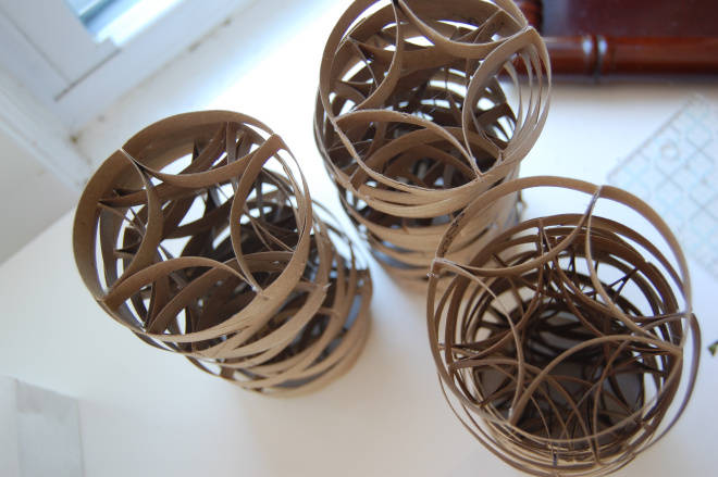 Miroir avec des rouleaux de papier toilette