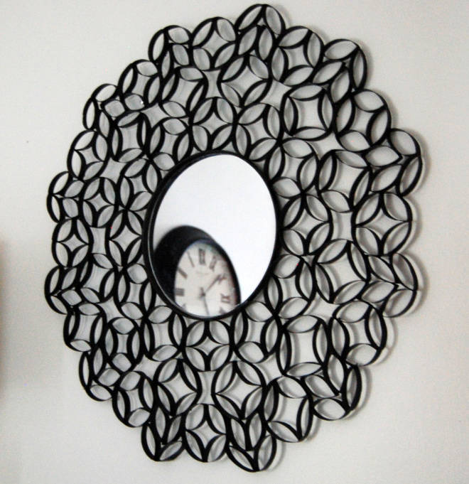 Miroir avec des rouleaux de papier toilette