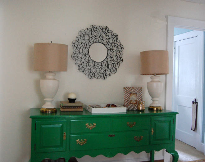 Miroir avec des rouleaux de papier toilette