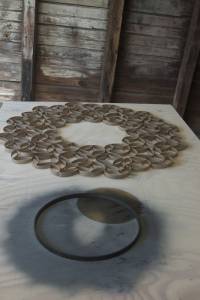 Miroir avec des rouleaux de papier toilette