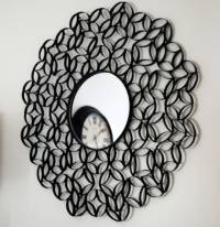 Miroir avec des rouleaux de papier toilette