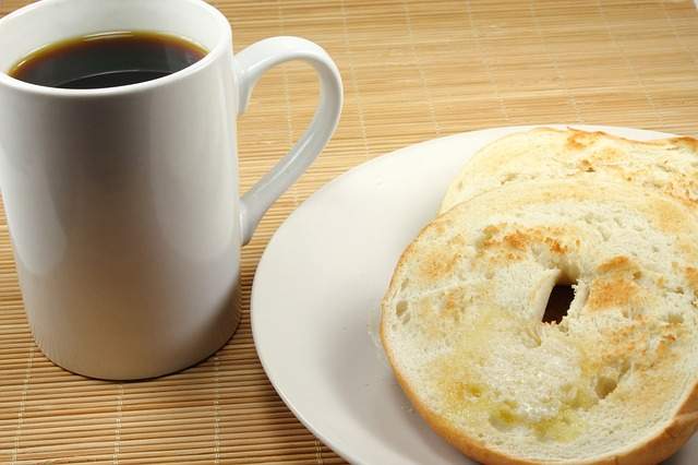 pain bagel coupé et tasse de café