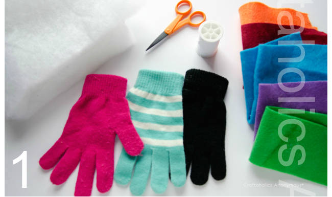 Petits monstres en peluche avec des gants