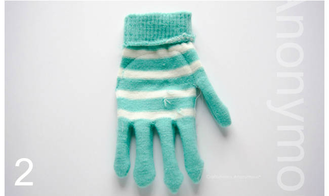 Petits monstres en peluche avec des gants