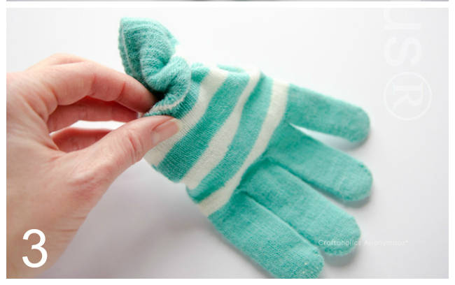 Petits monstres en peluche avec des gants