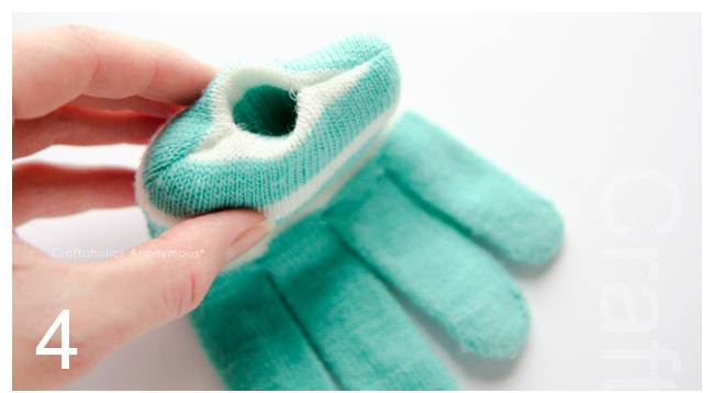 Petits monstres en peluche avec des gants