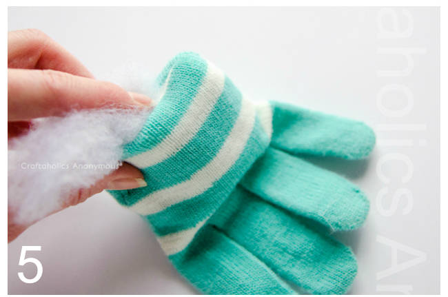 Petits monstres en peluche avec des gants