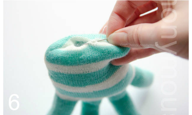 Petits monstres en peluche avec des gants